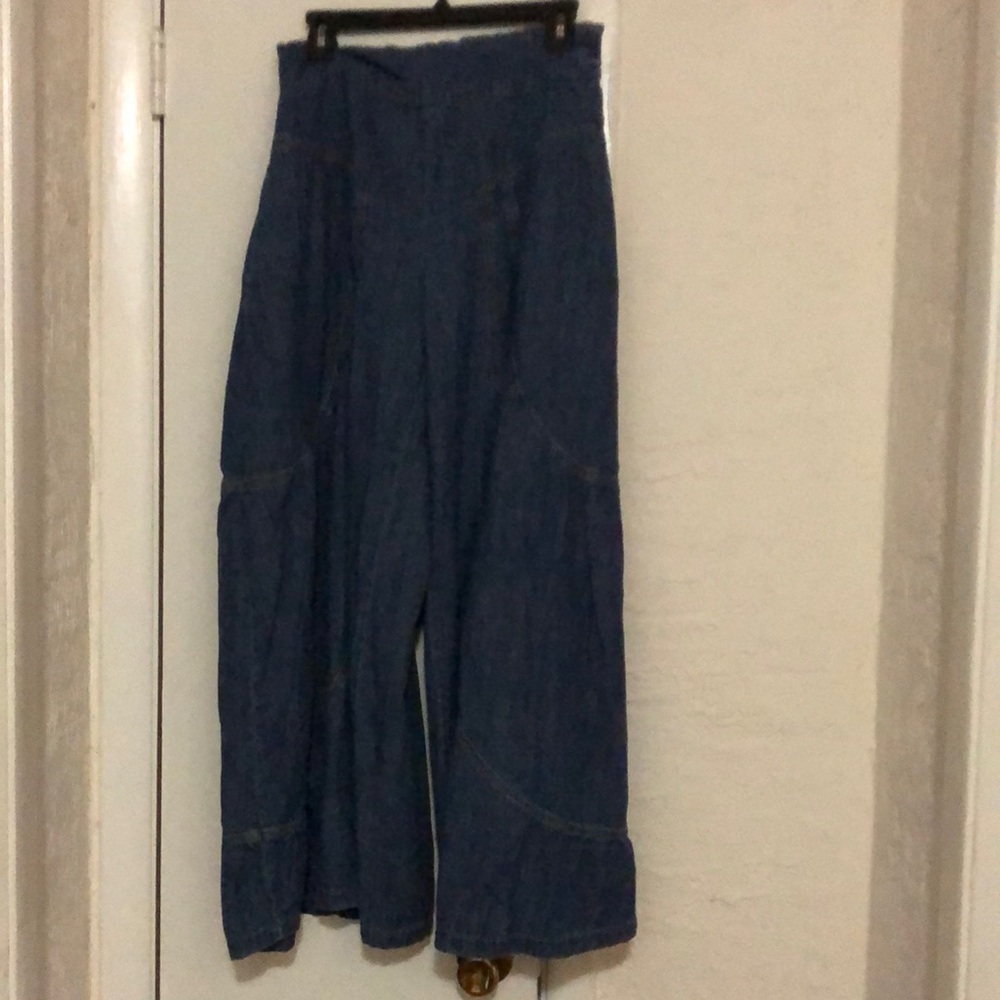We The Free xs wide legged jeans. Worn twice. Side pockets